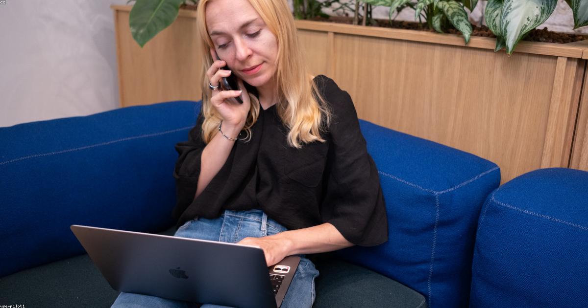 First Paying Customer Playbook for Solo Founders
